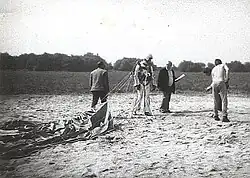 Skoczek i sędziowie zawodów w „kole”