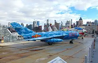 MiG-17 w barwach lotnictwa Wietnamu na pokładzie lotniskowca USS „Interpid”