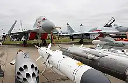 Rosyjski myśliwiec MiG-29K z uzbrojeniem na pokazach lotniczych MAKS pod Moskwą