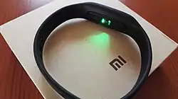 Zdjęcie czujnika tętna w opasce Mi Band 1s podczas próby pomiaru tętna.