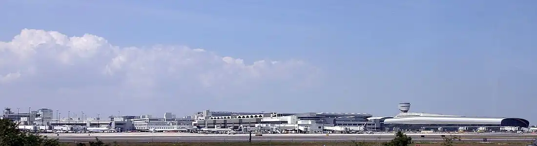 Panorama Pirsów G i H, z nowym Pirsem J skrajnie po lewej – widok z południa