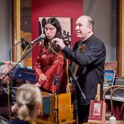 Zdjęcie Mieczysława Litwińskiego i Saby Krasoczko-Litwińskiej, śpiewających i grających na tradycyjnych instrumentach perskich podczas premiery zbioru myśli sufickich "Alchemia Miłości" w Warszawie w księgarni "Czuły Barbarzyńca" w kwietniu 2012 roku.