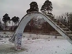 Zjeżdżalnia na terenie nieistniejącego już basenu na Miedzyniu.