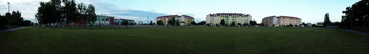 Mieleckie osiedle Smoczka I widziane z placu zabaw na ul. Warneńczyka.