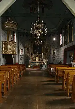 Wnętrze drewnianego kościoła