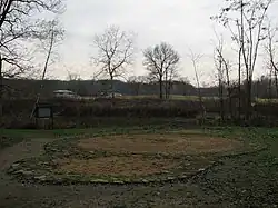 Kamienne fundamenty rotundy z absydą