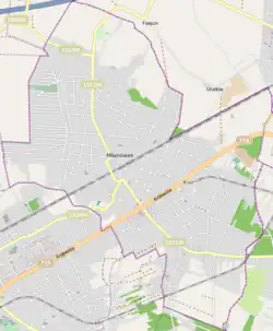 Mapa konturowa Milanówka, blisko centrum po prawej na dole znajduje się punkt z opisem „kościół parafialny”