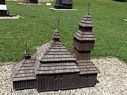 Replika w miniskansenie Ľutina