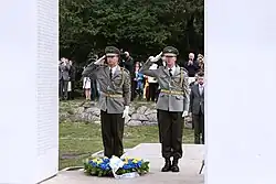 Złożenie kwiatów przed pomnikem