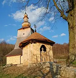 Elewacja frontowa z bramą