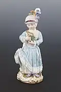 Dziewczynka z zabawką, Miśnia, XIX wiek (porcelanowa figurka)