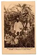 Misjonarz SMA z dziećmi (1930) z ówczesnego Dahomeju.