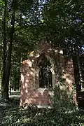 Neogotycka kapliczka w parku