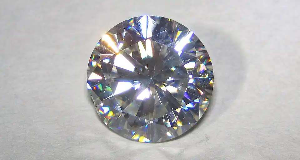 Moissanit (węglik krzemu) imitujący diament (czysty węgiel)