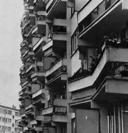 Zbliżenie na charakterystyczne balkony na Popowicach