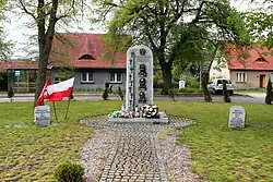 Pomnik w centrum miejscowości