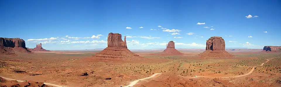 Panorama Monument Valley, Utah – widok z centrum dla zwiedzających