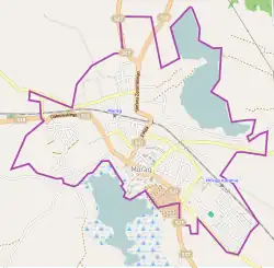 Mapa konturowa Morąga, blisko centrum na dole znajduje się ikonka zamku z wieżą z opisem „Zamek w Morągu”