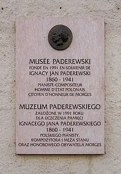 Dwujęzyczna (francusko-polska) tablica na ścianie Muzeum Paderewskiego w Morges