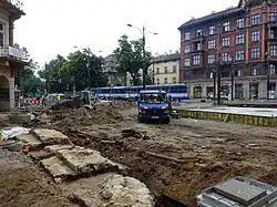 Pozostałości wschodniego przyczółka mostu (od strony Kazimierza), wyeksponowane podczas remontu skrzyżowania ulicy Dietla, Stradomskiej i Krakowskiej,czerwiec 2020.