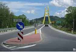 Wjazd na DW956 w Zembrzycach (w oddali most nad Skawą)