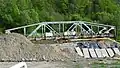 Jedna z dwóch części zdemontowanego mostu nad Rabą