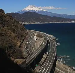 Zatoka Suruga w tle z górą Fudżi, widziana z przełęczy Satta