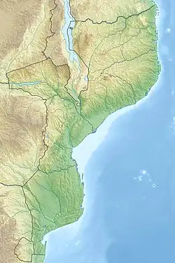 Mapa konturowa Mozambiku, po lewej nieco u góry znajduje się owalna plamka nieco zaostrzona i wystająca na lewo w swoim dolnym rogu z opisem „Cahora Bassa”