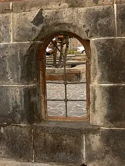 Żelazna krata w oknie Domu-muzeum Howhannesa Sziraza (2019)