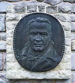 Tablica upamiętniająca Jana Kiepurę wmurowana w elewację muszli