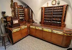 Fragment ekspozycji – wyposażenie apteki Marcina Olechowskiego z okresu międzywojennego