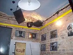 Bomba lotnicza "wbita w ścianę" muzeum