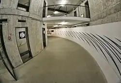 Betonowe wnętrze schronu po adaptacji na muzeum.