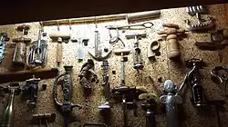 Stare korkociągi w Muzeum wina w Paryżu