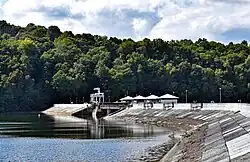 Zapora widziana od strony zalewu z prawego brzegu.