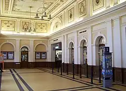 Wnętrze budynku dworcowego