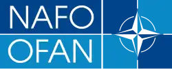 Biało-niebieskie logo, wzorowane na lustrzanym odbiciu logo NATO. Po lewej napisy NAFO i OFAN, a po prawej róża wiatrów będąca symbolem NATO.