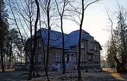 Willa NOT przy ul. Grunwaldzkiej, z domkiem ogrodnika oraz parkiem z lat 1907–1909.