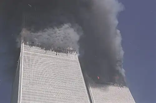 Płonące wieże World Trade Center z Church Street