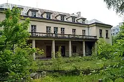 Widok pałacu z parku.