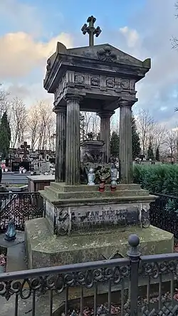 Nagrobek Jana Hempela na cmentarzu w Suchedniowie.