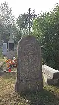 Nagrobek z połowy XIX w. z płaskorzeźbą – wyobrażeniem krzyża