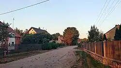 Zabudowania wsi. Po lewej kapliczka z 1988