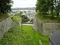 Widok na miasto przez fosę fortyfikacji bastionowych
