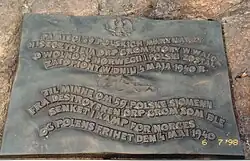 Brązowa tablica wmurowana w kamienny cokół. Na tablicy niewielki orzeł centralnie na górze i napisy poniżej: „Pamięci 59 polskich marynarzy niszczyciela ORP Grom który w walce o niepodległość Polski i Norwegii został zatopiony w dniu 4 maja 1940 r.” oraz oddzielony od powyższego zarysem sylwetki niszczyciela napis w języku norweskim: „Till minne om 59 polske sjømenn fra destroyeren ORP Grom som ble senket i kamp for norges og polens frihet den 4 mai 1940”.