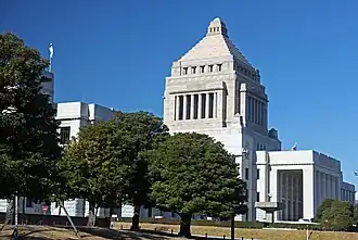 Gmach parlamentu widziany z boku