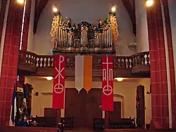 Empora organowa w prezbiterium