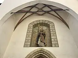 Rzeźba św. Dionizego nad północnym portalem