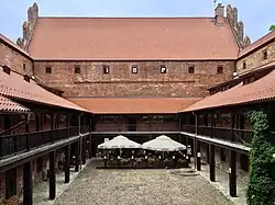 Dziedziniec zamkowy i Dom Główny