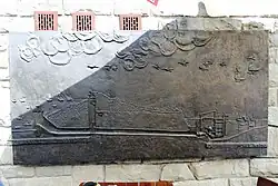 Płaskorzeźba ze schematem zapory